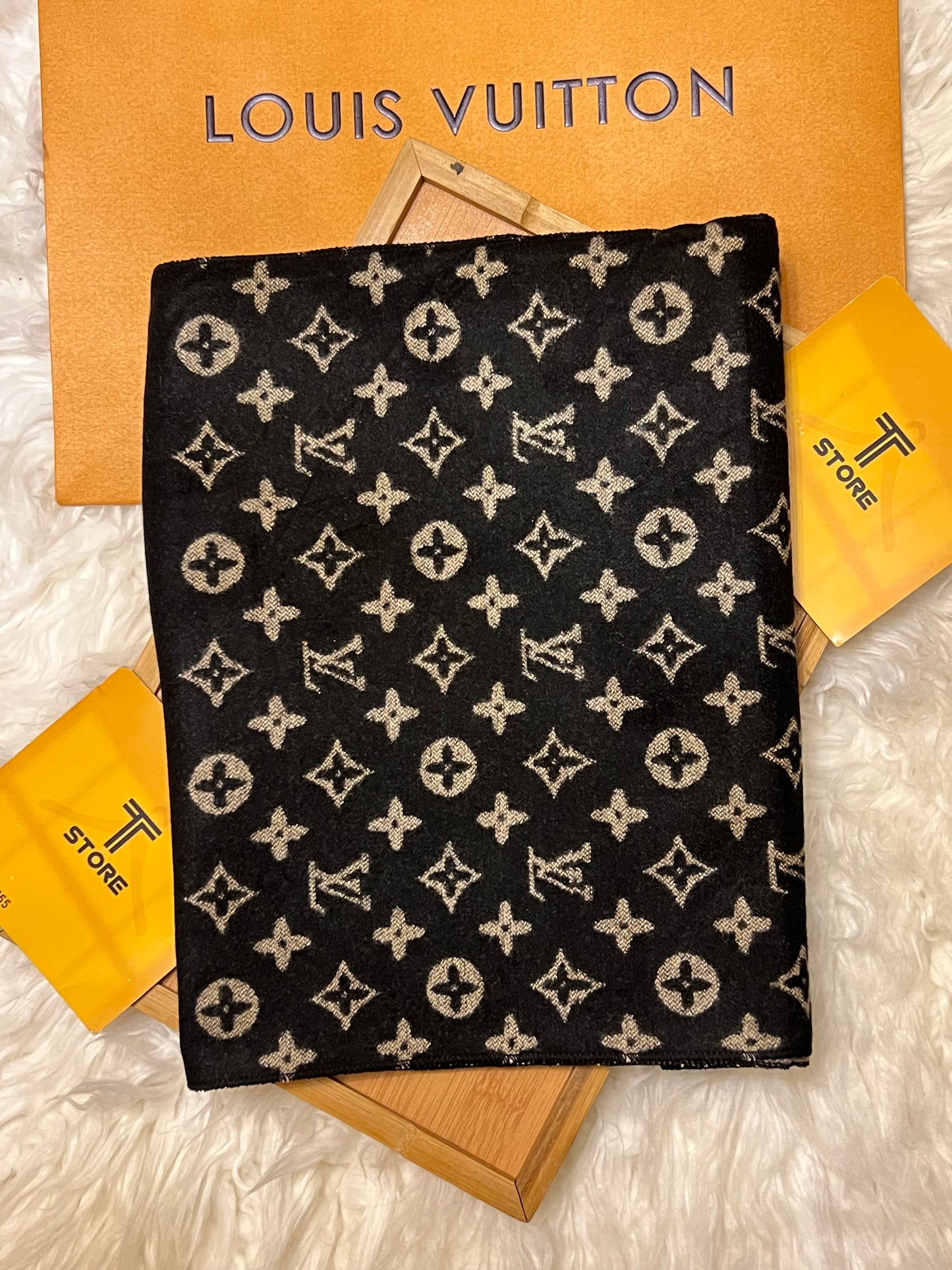 LV monogram Black and Brown Muffler